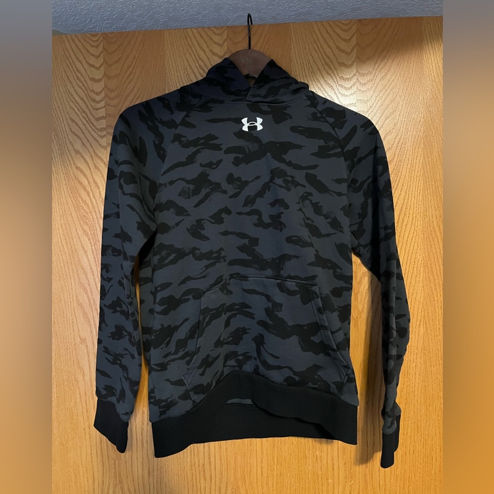 Under Armour youth sweatshirt size: Large.